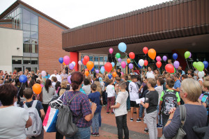 Die neuen Schülerinnen und Schüler mit ihren Ballons kurz vor dem Start.